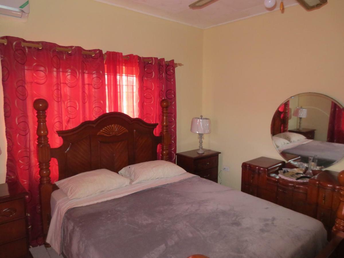 Chateau Yellow Mandeville Exterior photo